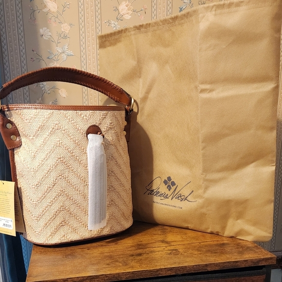 Otavia Convertiable Zig Zag ‎ Bucket Crossbody Bag